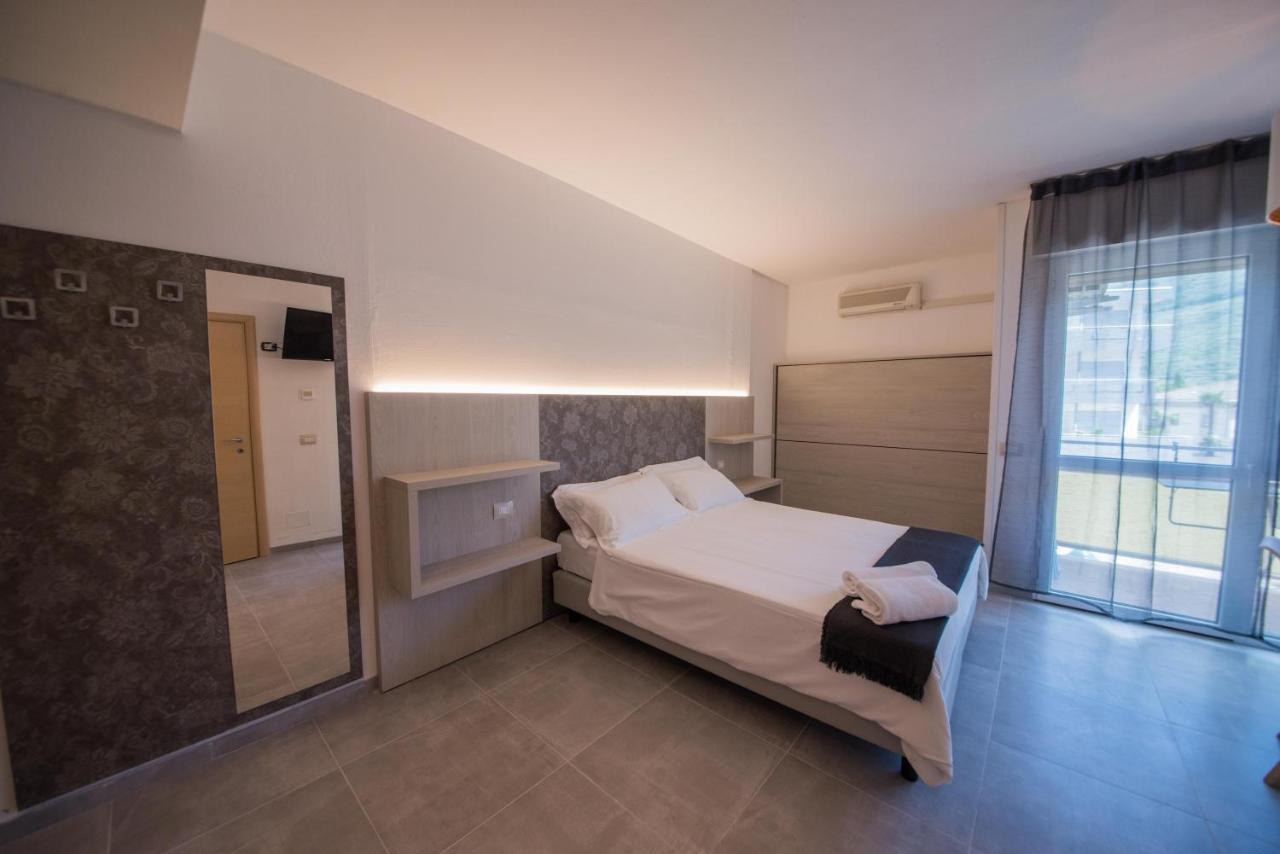 Residence Cristine Riva del Garda Bagian luar foto